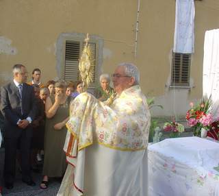 Funzione all'altarino in Rione Nuovo