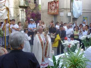 Funzione all'altarino della Croce in Via Roma