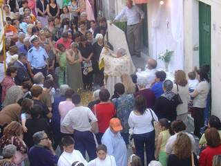 Folla dei fedeli attorno all'altarino di Via Mannacio